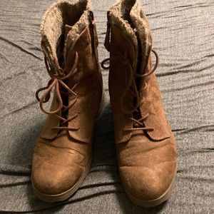 Universal Threads 8.5 lsce up boots